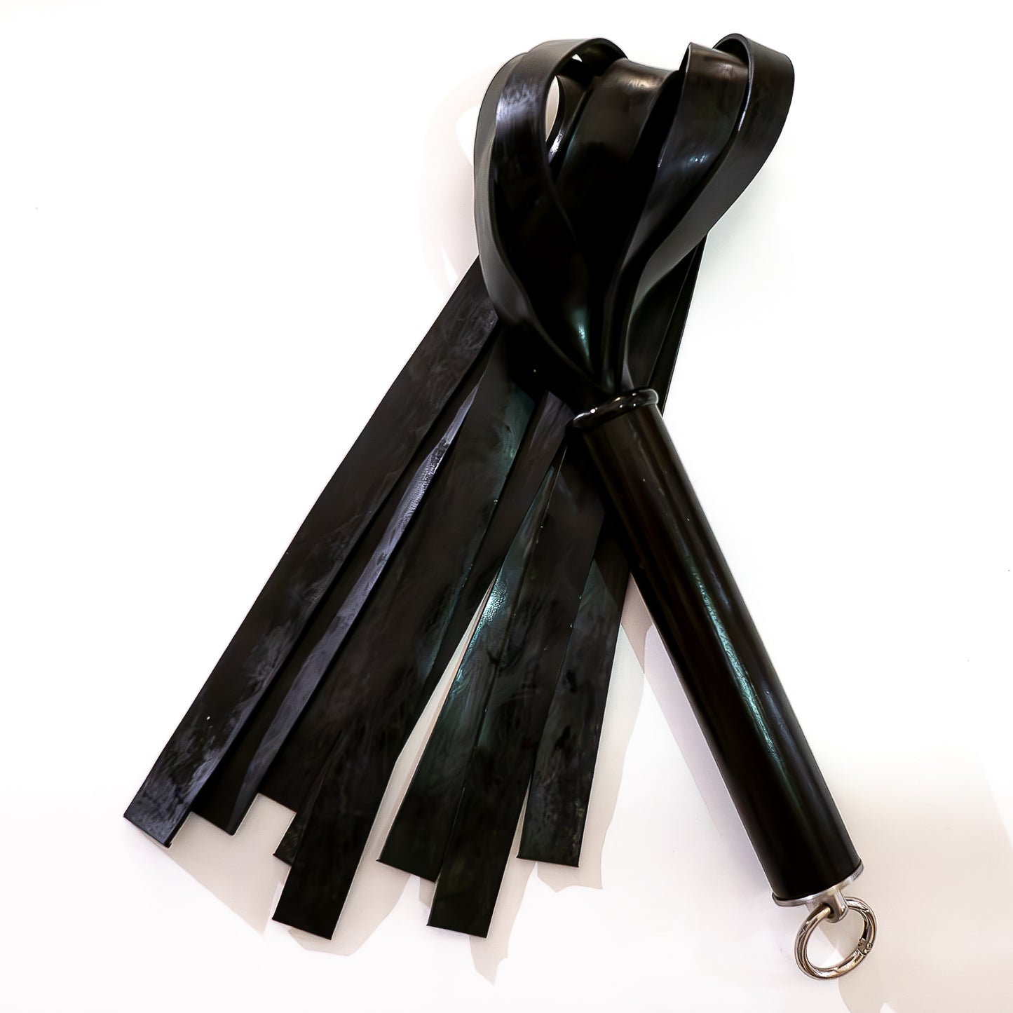 The Gimp/Zed. 61cm/24"schwerer Latex-Flogger mit breiten Strängen
