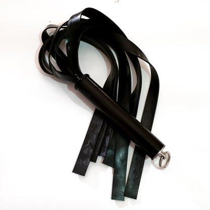 The Gimp/Zed. 61cm/24"schwerer Latex-Flogger mit breiten Strängen