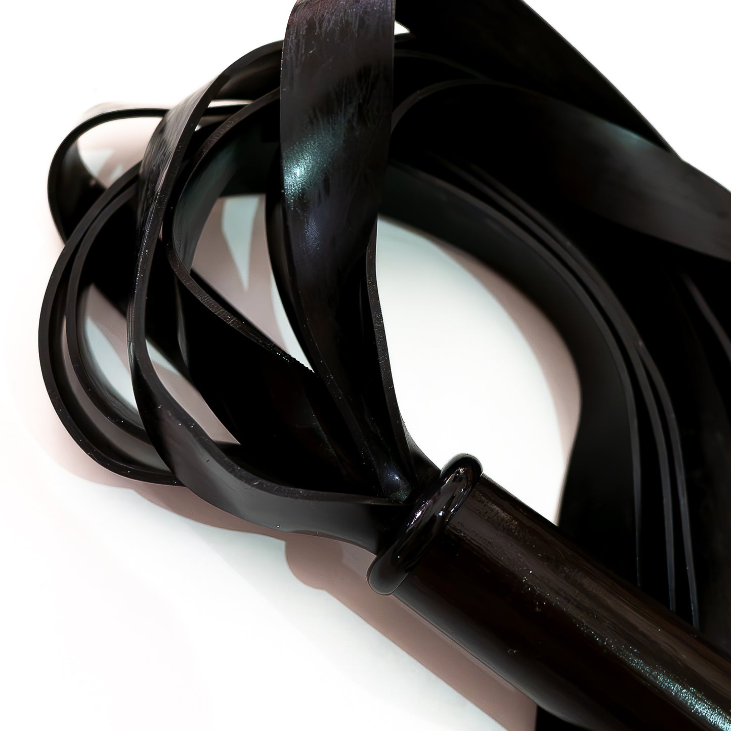 The Gimp/Zed. 61cm/24"schwerer Latex-Flogger mit breiten Strängen