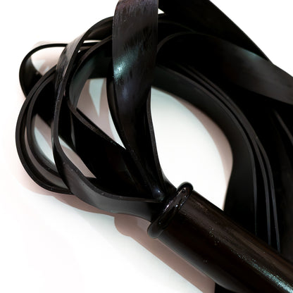 The Gimp/Zed. 61cm/24"schwerer Latex-Flogger mit breiten Strängen