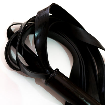 The Gimp/Zed. 61cm/24"schwerer Latex-Flogger mit breiten Strängen