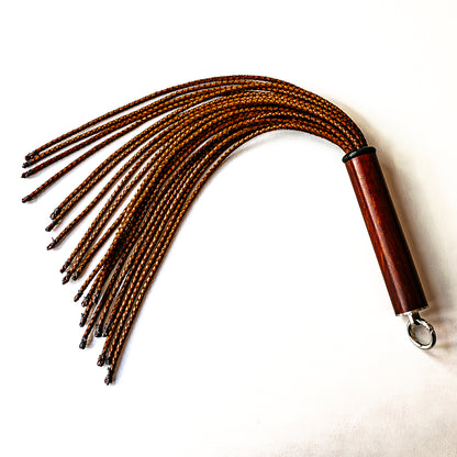 Mini/Brunello. 43cm/17" Flogger mit 20 Strängen