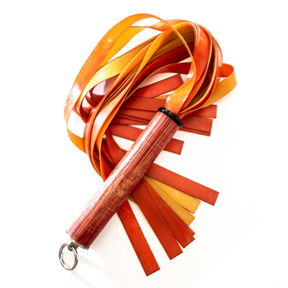 Latex / Blood Orange. 61cm/24" leichter Latex-Flogger mit breiten Strängen