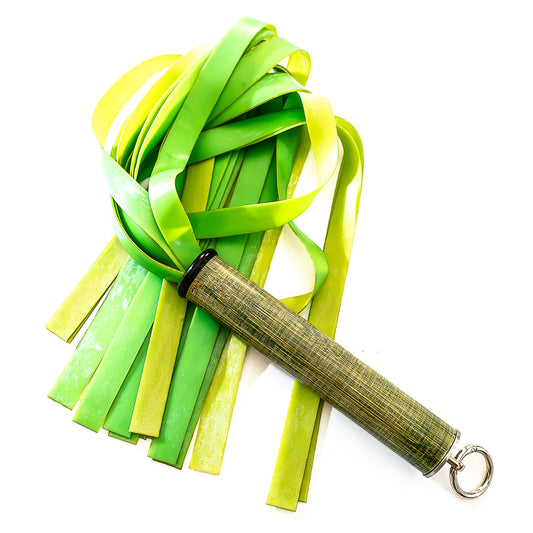 Latex / Lime. 61cm/24" leichter Latex-Flogger mit breiten Strängen