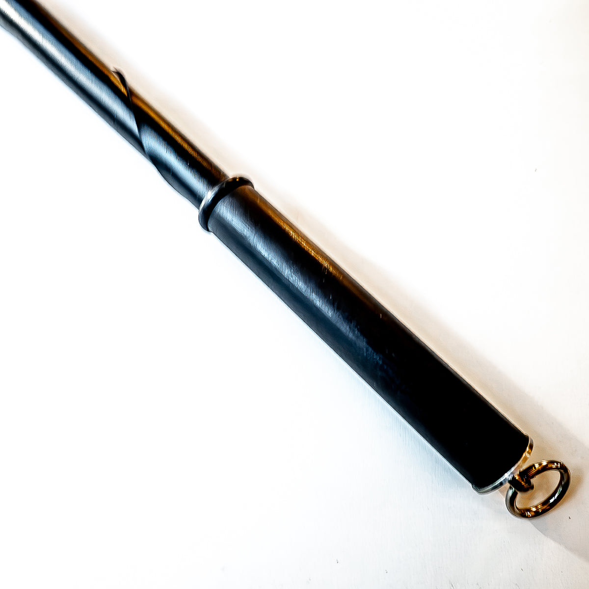 Drachenzunge. 89cm/35" Spanking-Werkzeug aus aufgerolltem Leder