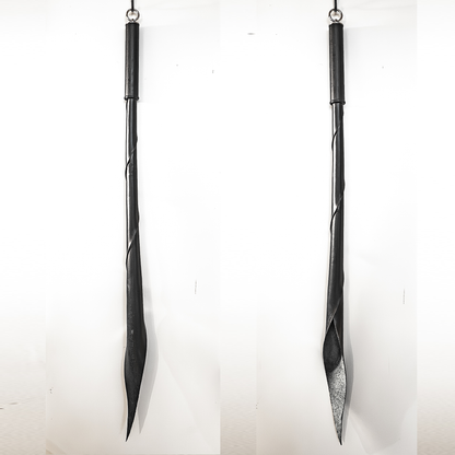 Drachenzunge. 89cm/35" Spanking-Werkzeug aus aufgerolltem Leder