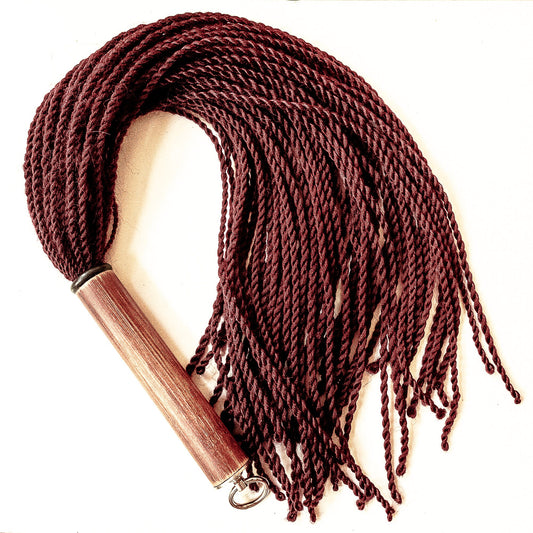 Malaika/Umbra. 69cm/27" Flogger mit 60 Zöpfen aus künstlichem Haar